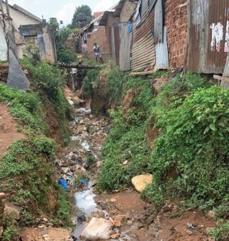 ②道路や排水路が整備されていないカンパラ市の住宅地