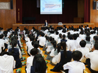 Executive Officer Dr. Reiko Abe Conveys Appeal of Development Consulting to Saga Students